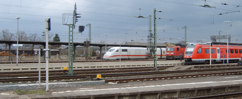 ICE-Durchfahrt im Bahnhof Gießen
