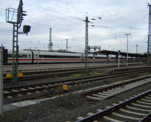 ICE-Durchfahrt im Bahnhof Gießen