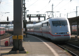 ICE-Durchfahrt am Bahnhof Gießen