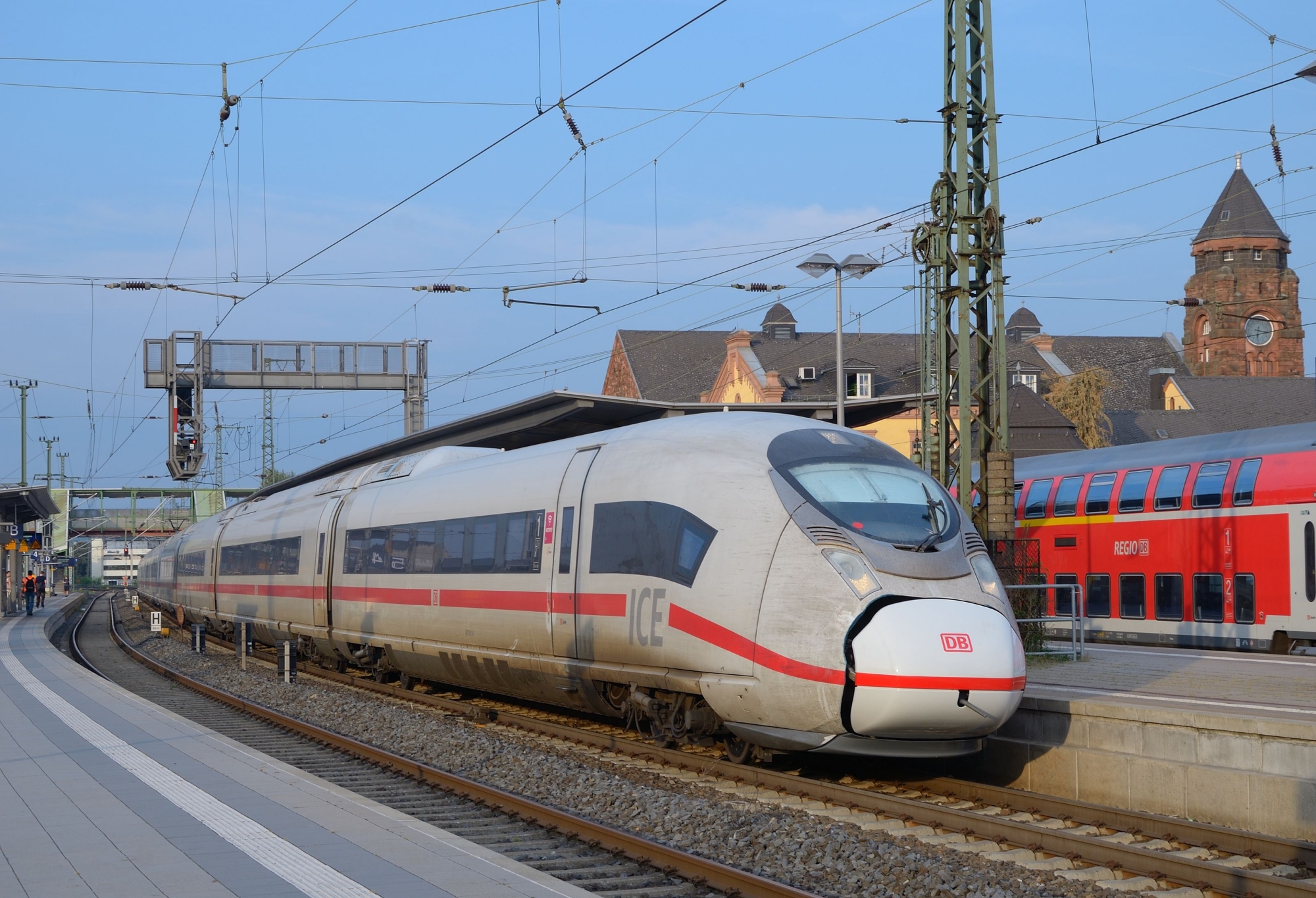 Ersatzzug IC(E) 2905 Gießen - Frankfurt(M)Hbf (Velaro D, BR 407) bei der Bereitstellung in Gießen Gleis 3