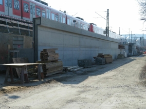 Neue Stützwand für die breiterte Bahntrasse in Bad Vilbel; März 2022