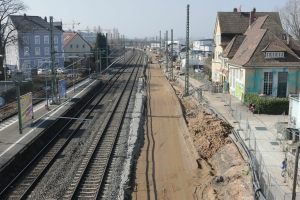 Platz für das neue Ferngleis im Bahnhof Frankfurter Berg; März 2022