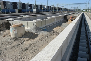 Neuer S-Bahn Bahnsteig mit Gleis am Bahnhof Bad Vilbel. Der Bahnsteig wird gerade verfüllt. (Juni 2023)