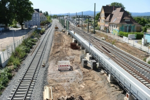 Das erste neue S-Bahn Gleis in Frankfurt-Frankfurter Berg (links). Rechts sind die neuen Fernbahngleise mit vorrübergehenden Behelfsbahnsteig. (Juni 2023)