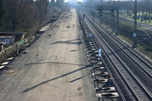 Frankfurt-Ginnheim. Die Gleise der alten Strecke wurden bereits entfernt, gerade wird das neue Gleisbett der neuen S-Bahn-Gleise vorbereitet. Rechts daneben liegen die neuen Fernbahngleise die im Jahr 2020 und 2021 in Betrieb genommen wurden