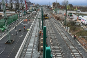 Februar 2024; Neue S-Bahn-Station Frankfurt-Frankfurter Berg. Der neue S-Bahn Bahnsteig ist links; die Fernbahngleise sind rechts.