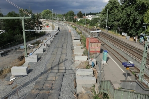 Bad Vilbel Süd mit neuen provisorischen Bahnsteigen an der künftigen Fernbahntrasse (Juli 2022)