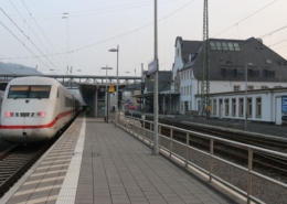 ICE 1075 Berlin - Frankfurt/M beim Halt in Marburg(Lahn)