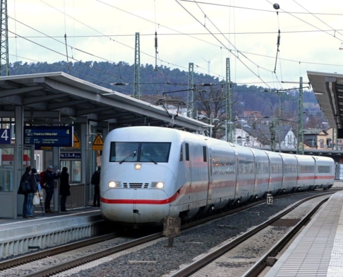ICE 1075 bei der Einfahrt in Marburg(Lahn)
