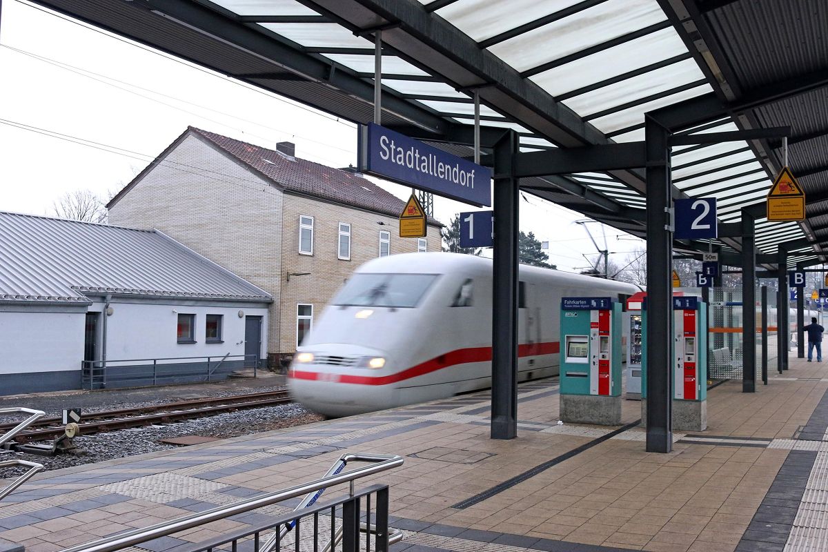 ICE-Durchfahrt in Stadtallendorf