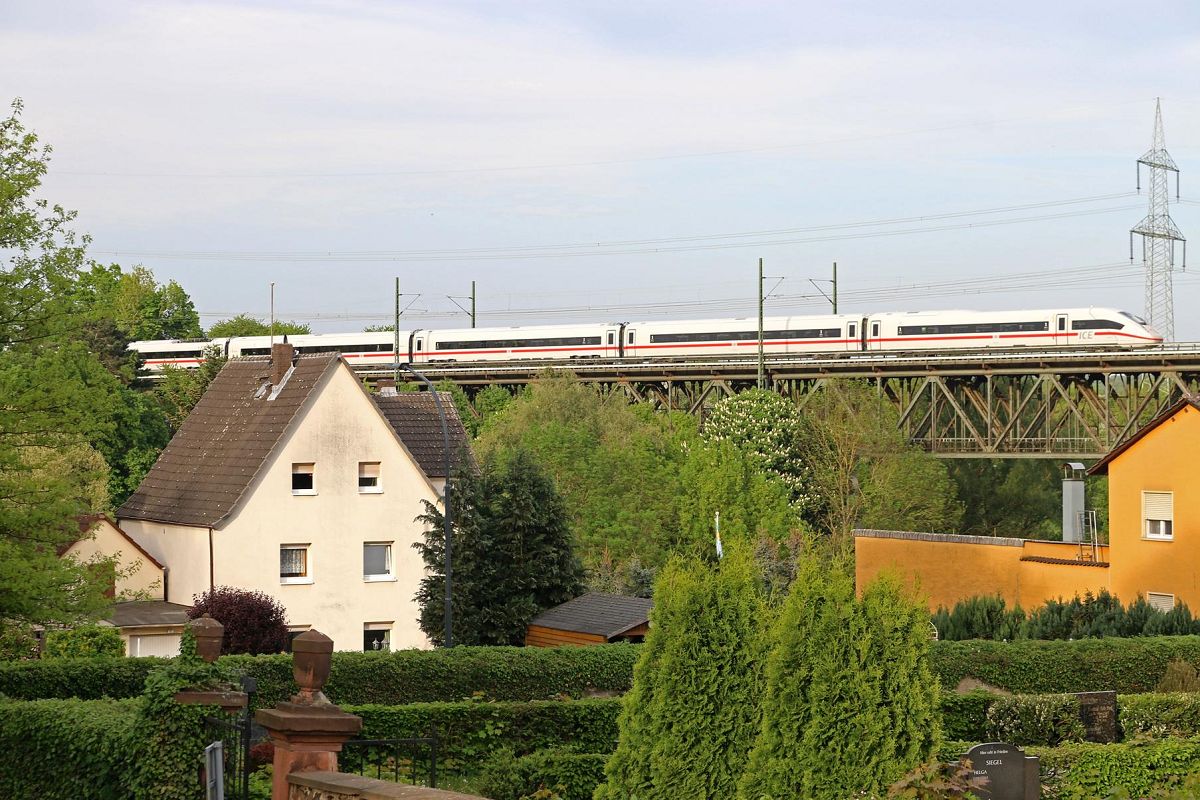 ICE auf dem Assenheimer Viadukt (Strecke Friedberg - Hanau)